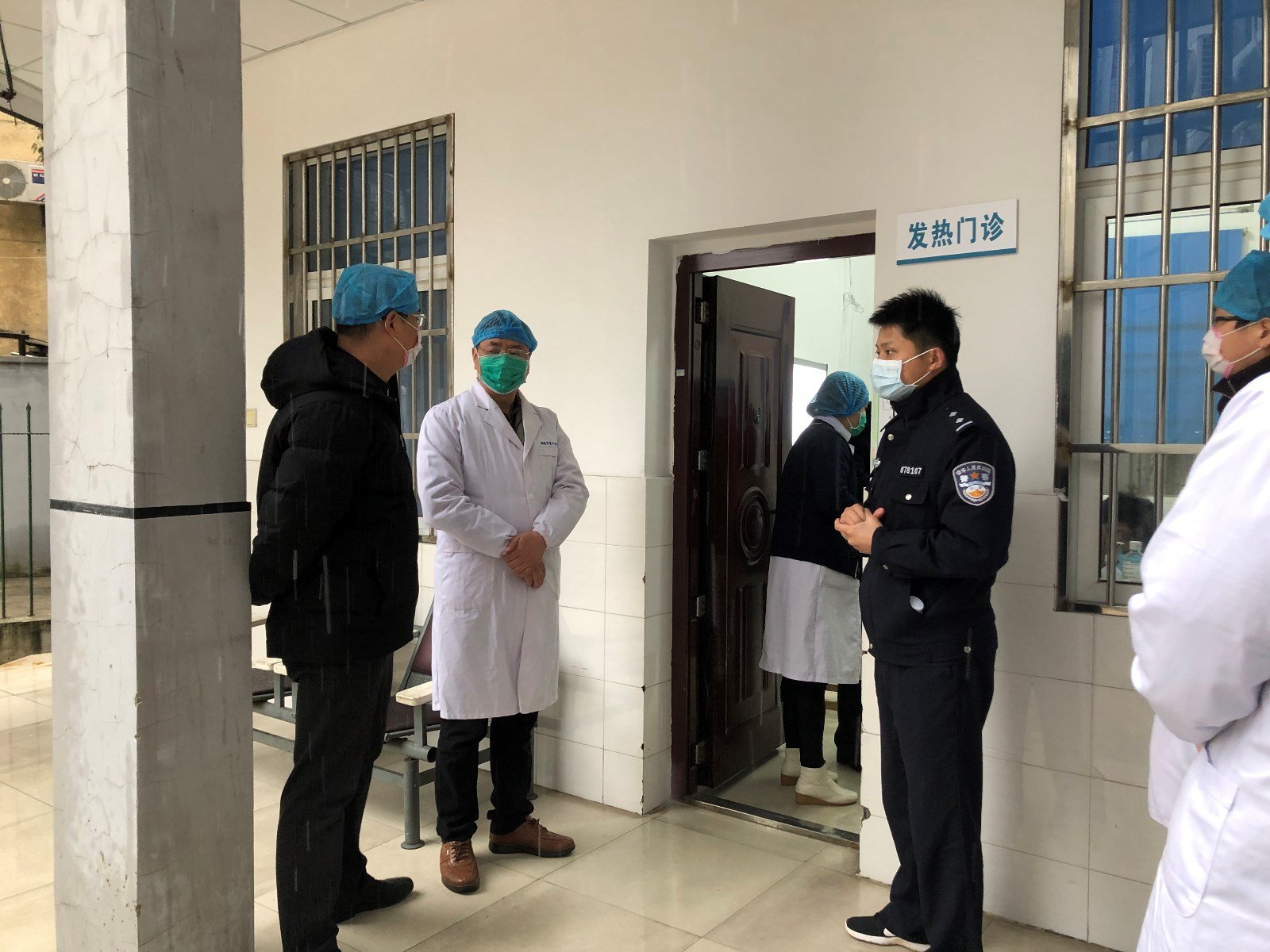 市衛(wèi)健委趙斌副主任帶隊(duì)來(lái)我院發(fā)熱門診檢查指導(dǎo)工作院黨總支書記吳竹林陪同.JPG