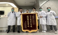 錦旗傳遞醫(yī)患情，盡職盡責(zé)暖人心