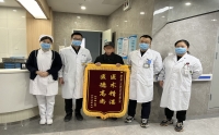 醫(yī)術(shù)精湛解病痛，醫(yī)德高尚暖人心